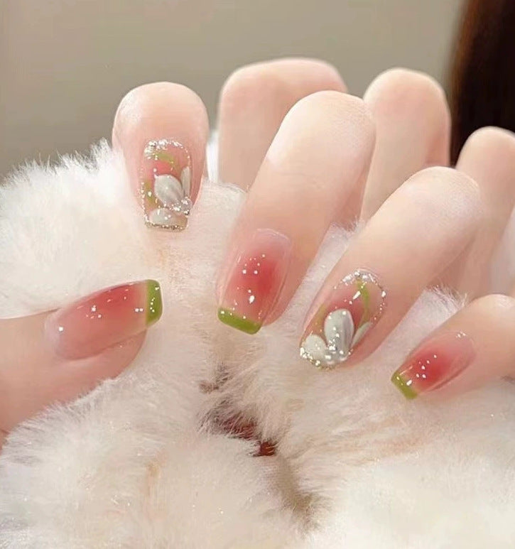 Elegantes Nageldesign mit Perlenverzierung Karnz