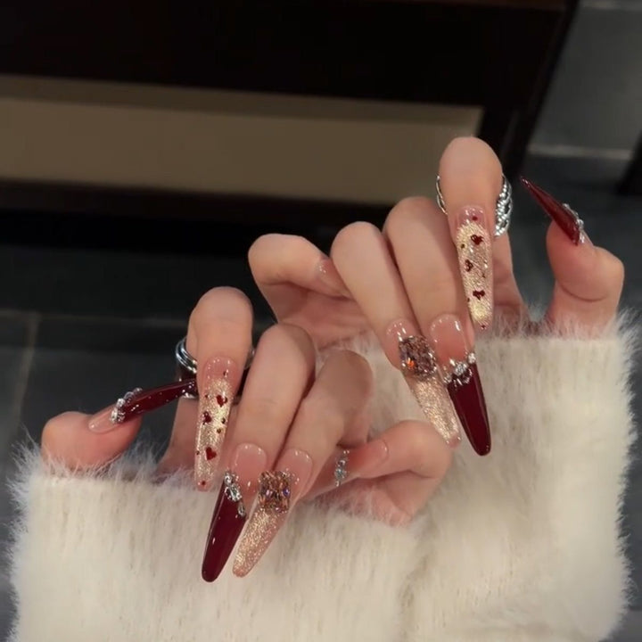 Künstlerische Stiletto Press-On Nagelkunst mit schimmernden Akzenten Karnz