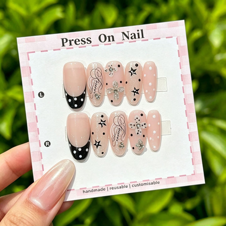 Künstlerisches Press-On-Nagel-Set mit Sterne- und Blumenakzenten