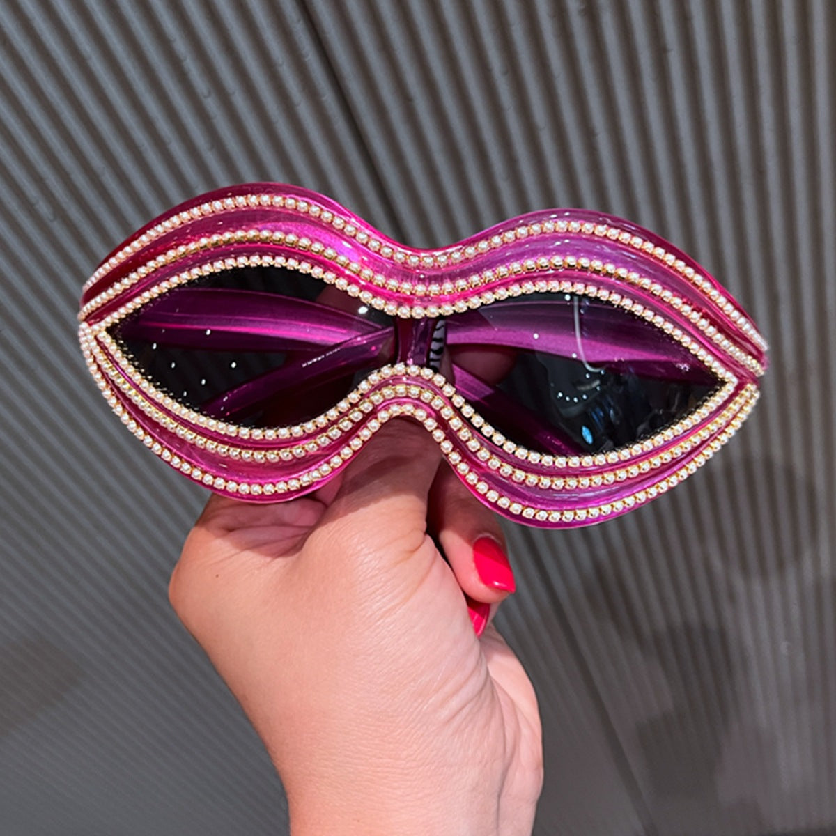 Damen Glamouröse Wellen-Sonnenbrille mit funkelnden Kristall-Applikationen Karnz