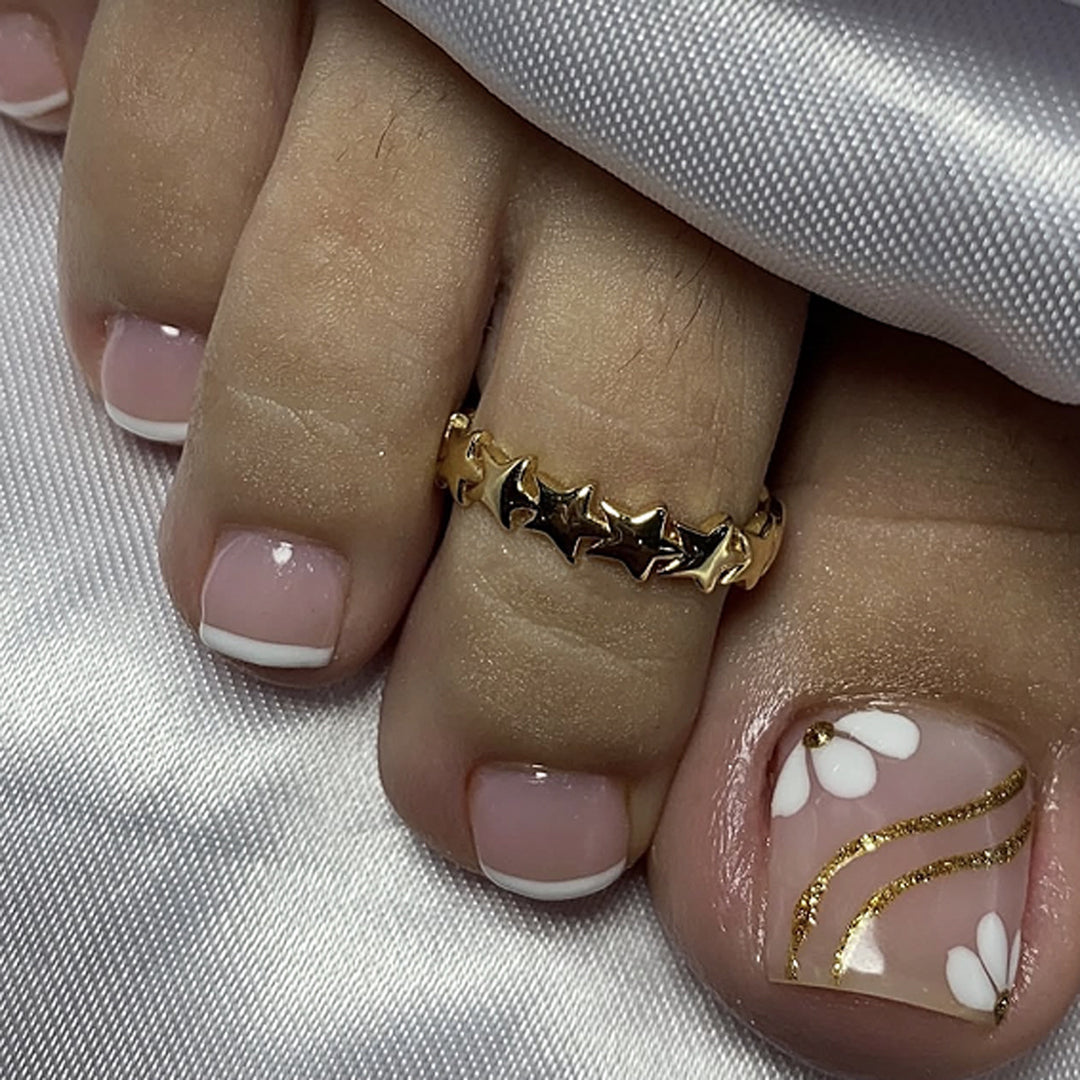 Fußnagelkunst mit eleganten blühenden Designs und Glitzerakzenten Karnz