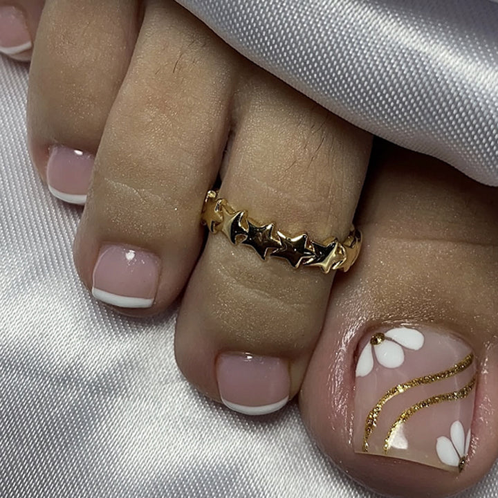 Fußnagelkunst mit eleganten blühenden Designs und Glitzerakzenten Karnz