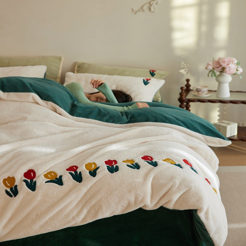 Kuschelige Wendebettwäsche aus Mikrofleece mit Tulpenstickerei