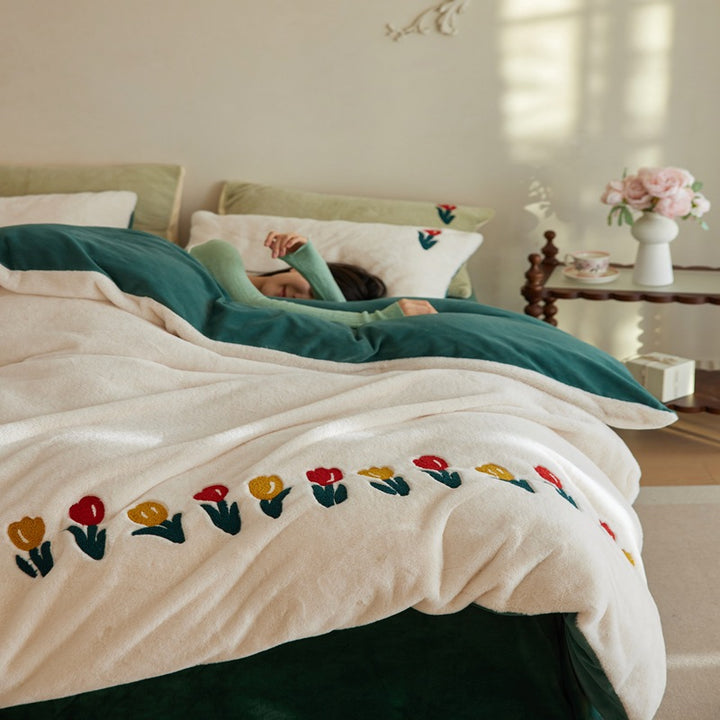 Kuschelige Wendebettwäsche aus Mikrofleece mit Tulpenstickerei