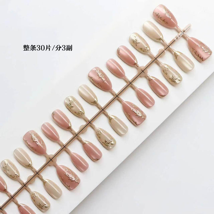 Elegantes Press-On-Nagelkunstset mit Goldblattakzenten Karnz