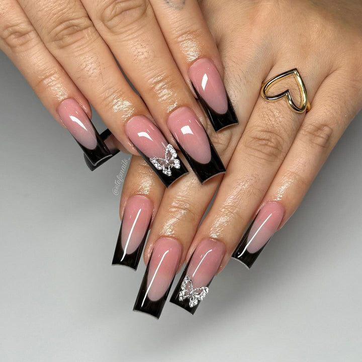 Kunstnagelset mit eleganten Schmetterlingsakzenten Karnz