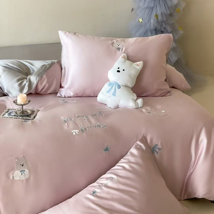 Luxuriöses Satin-Bettwäsche-Set mit gestickten Kirschmotiven, Wendefunktion und Plüsch-Hasenkissen