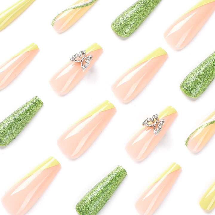 Glitzernde Kunstnägel mit Schmetterlingsdesign Karnz