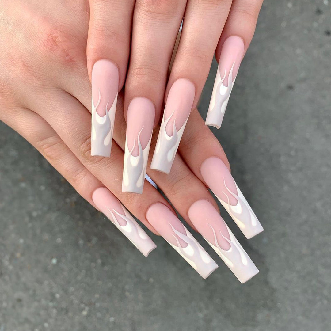 Kunstvolle Nagelverlängerungen im eleganten Flammen-Design Karnz
