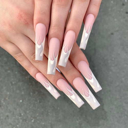 Kunstvolle Nagelverlängerungen im eleganten Flammen-Design Karnz