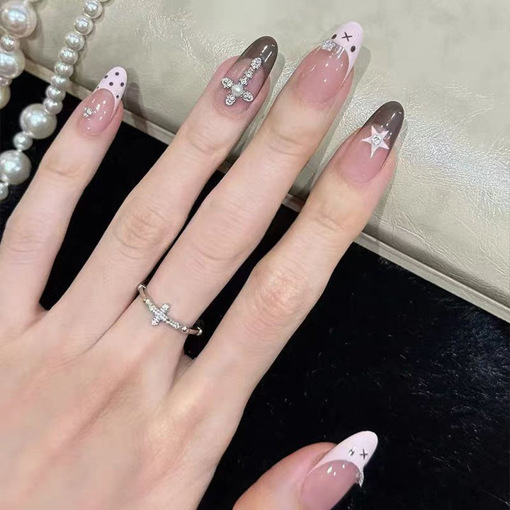 Kreatives thematisches Press-on-Nagelset Karnz