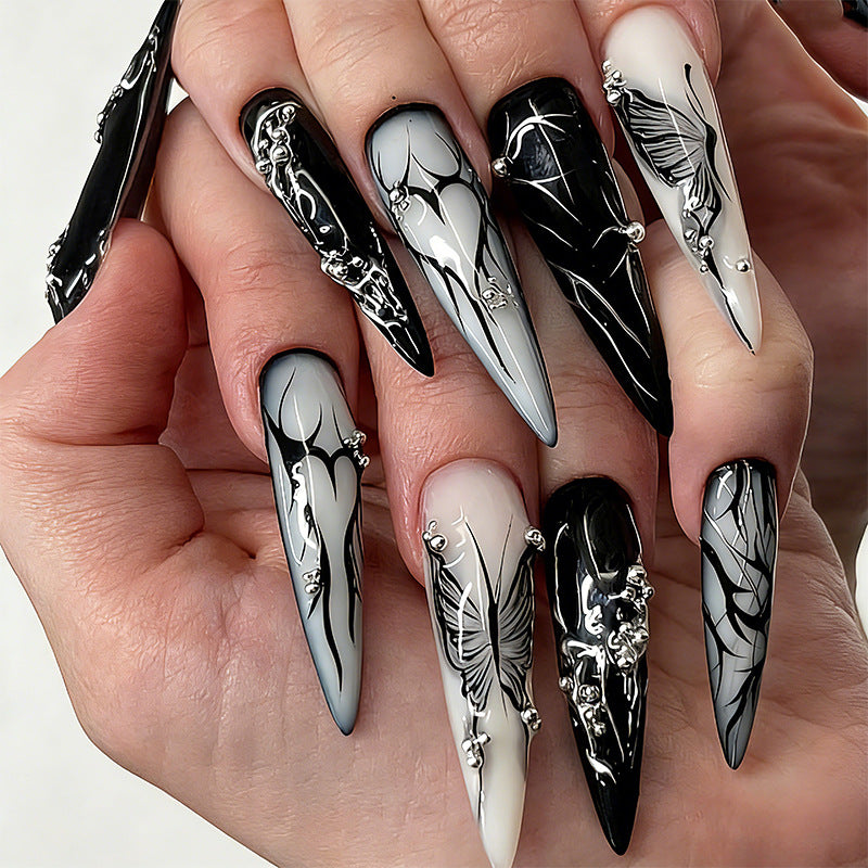 Kunstnagelset mit eleganten geometrischen Designs und kreativen Metallic-Akzenten Karnz
