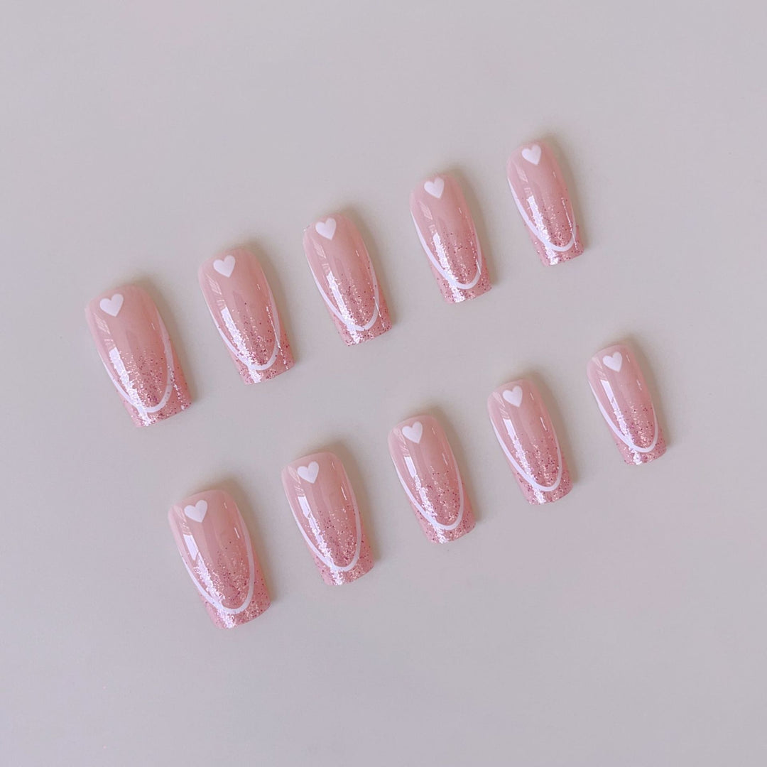 Kunstnagelset mit romantischen Herzmotiven und glamourösen Akzenten Karnz