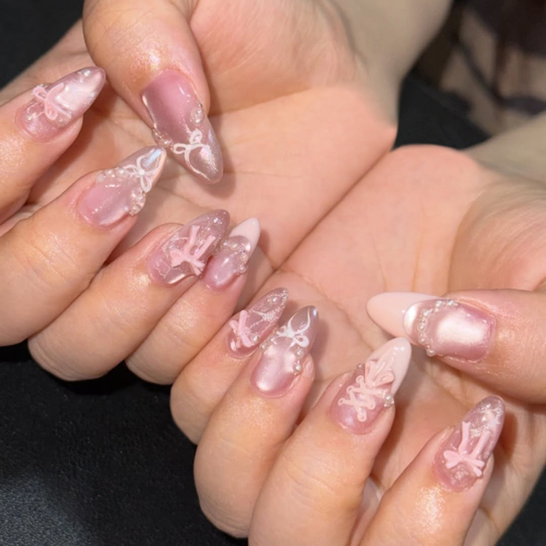 Elegante Nagelkunst im maritime Design mit Glitzer und 3D-Akzenten Karnz