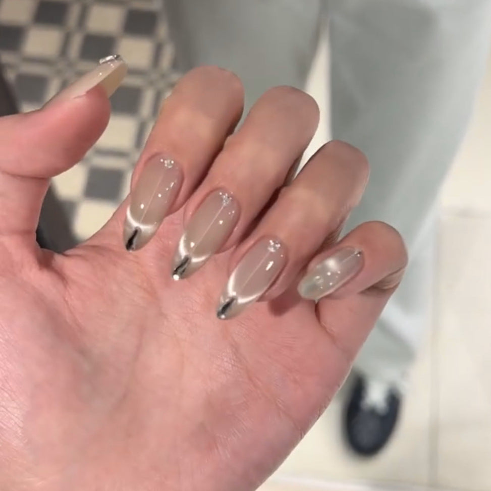 Kunstnagelset mit Elegantem French Style Karnz