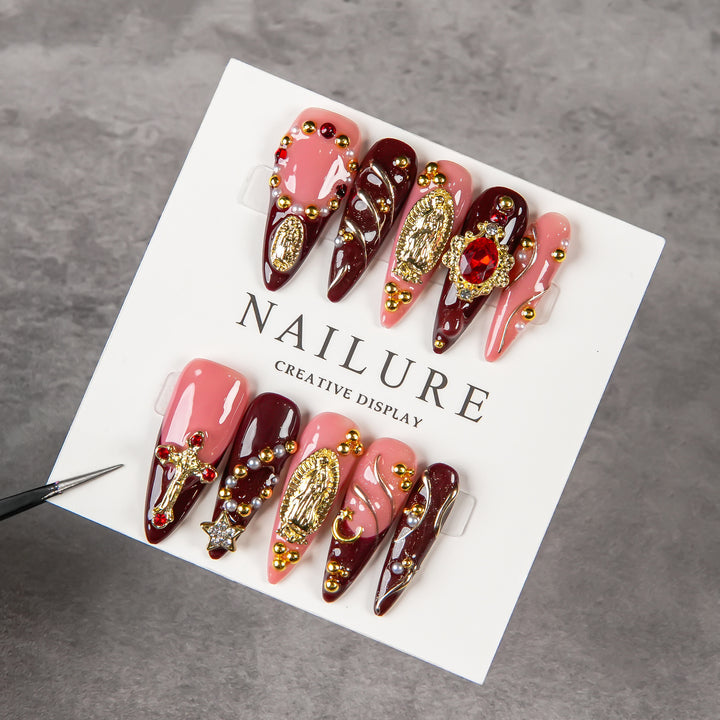 Künstlerisches Stiletto Press-On Nagelset mit Edelsteinakzenten