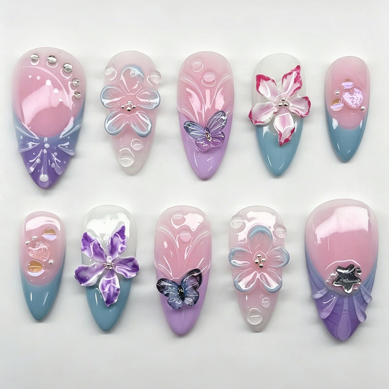 Kunstnagelset mit eleganten Blumen- und Schmetterlingsverzierungen Karnz