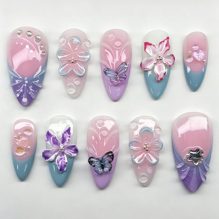 Kunstnagelset mit eleganten Blumen- und Schmetterlingsverzierungen Karnz