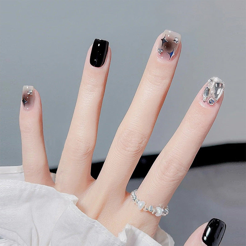 Kunstnagelset mit glamourösen Glitzer- und Kristallverzierungen Karnz