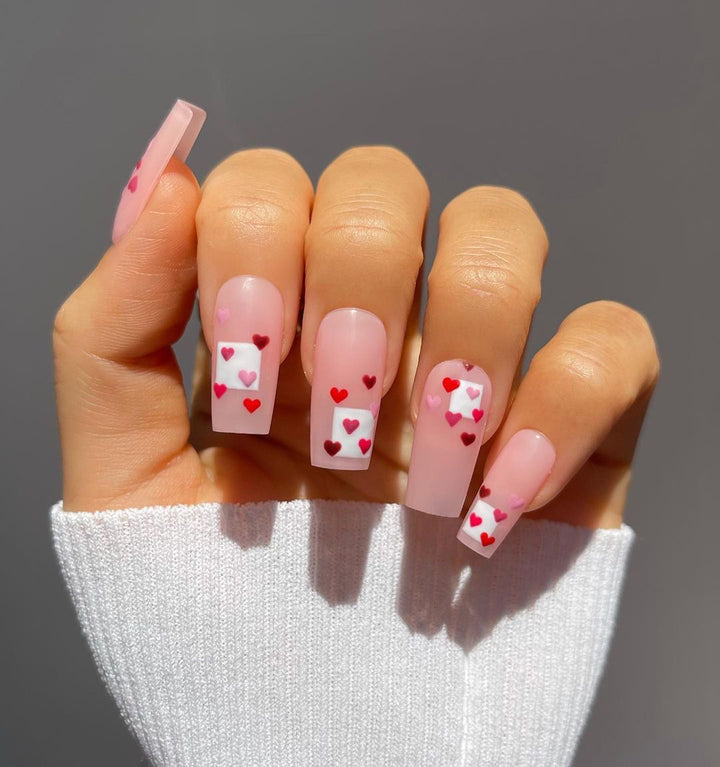 Kunstvolle Nagelverlängerungen mit Herzen-Design Karnz