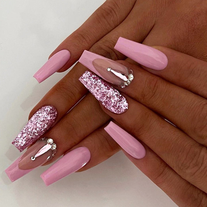 Dekoratives Press-On-Nagelset mit Glitter und Edelsteinakzenten Karnz