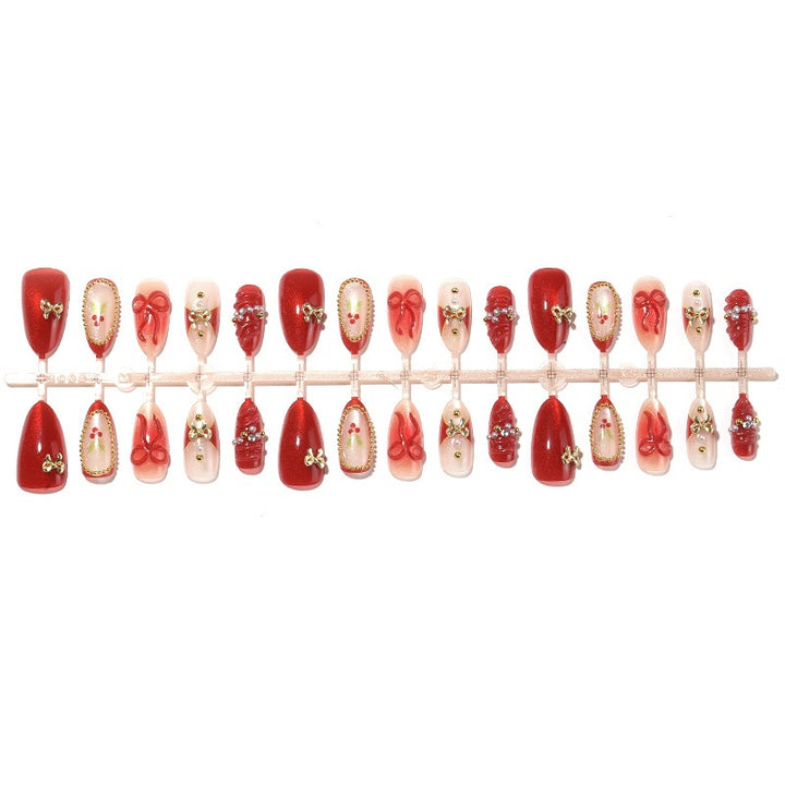 Kunstnagelset mit glamourösen Dekorationen und festlichen Akzenten Karnz