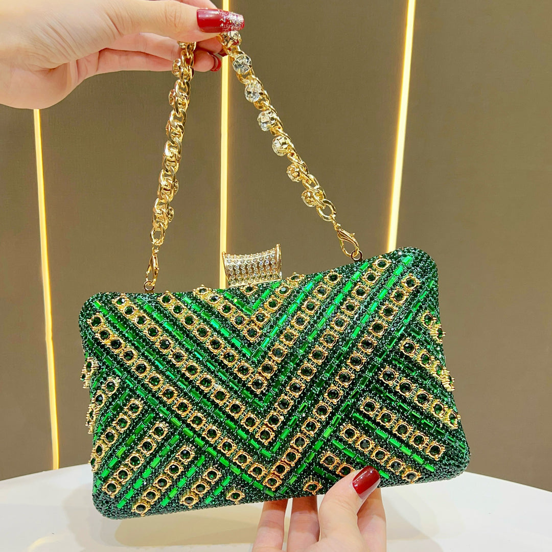 Elegante mit Schmucksteinen verzierte Abendhandtasche