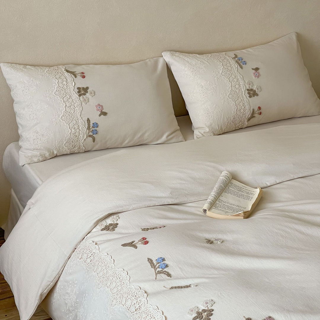 Hochwertige Bettwäschegarnitur im Vintage-Look mit Spitzenbordüre und feiner Blumenstickerei