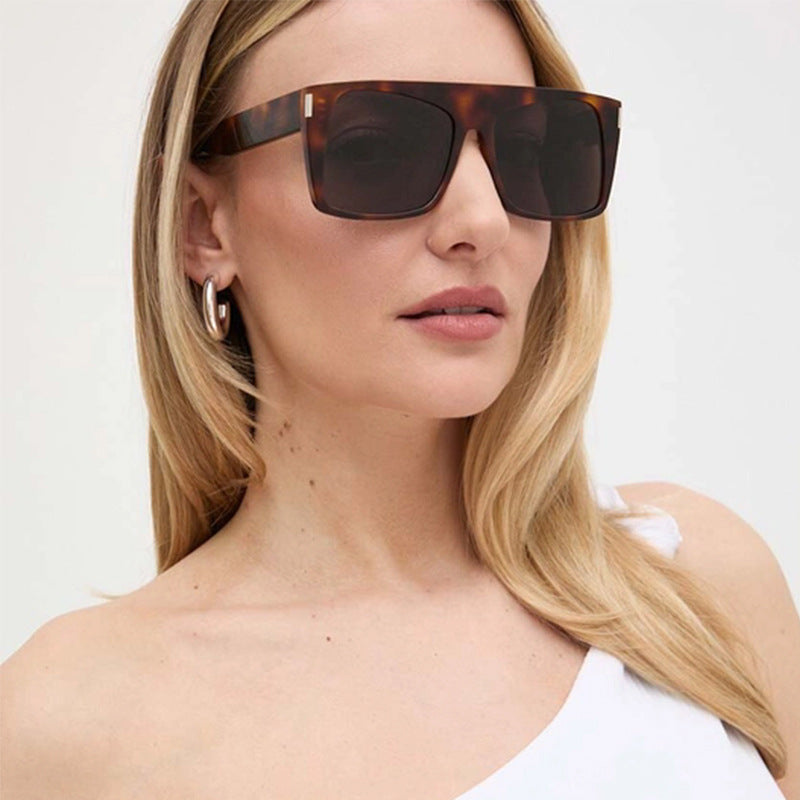 Damen Oversized Sonnenbrille mit schützenden Gläsern und trendy Rahmen Karnz