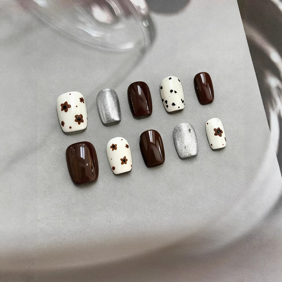 Press-On Nail Art Set mit floralen und metallischen Designs