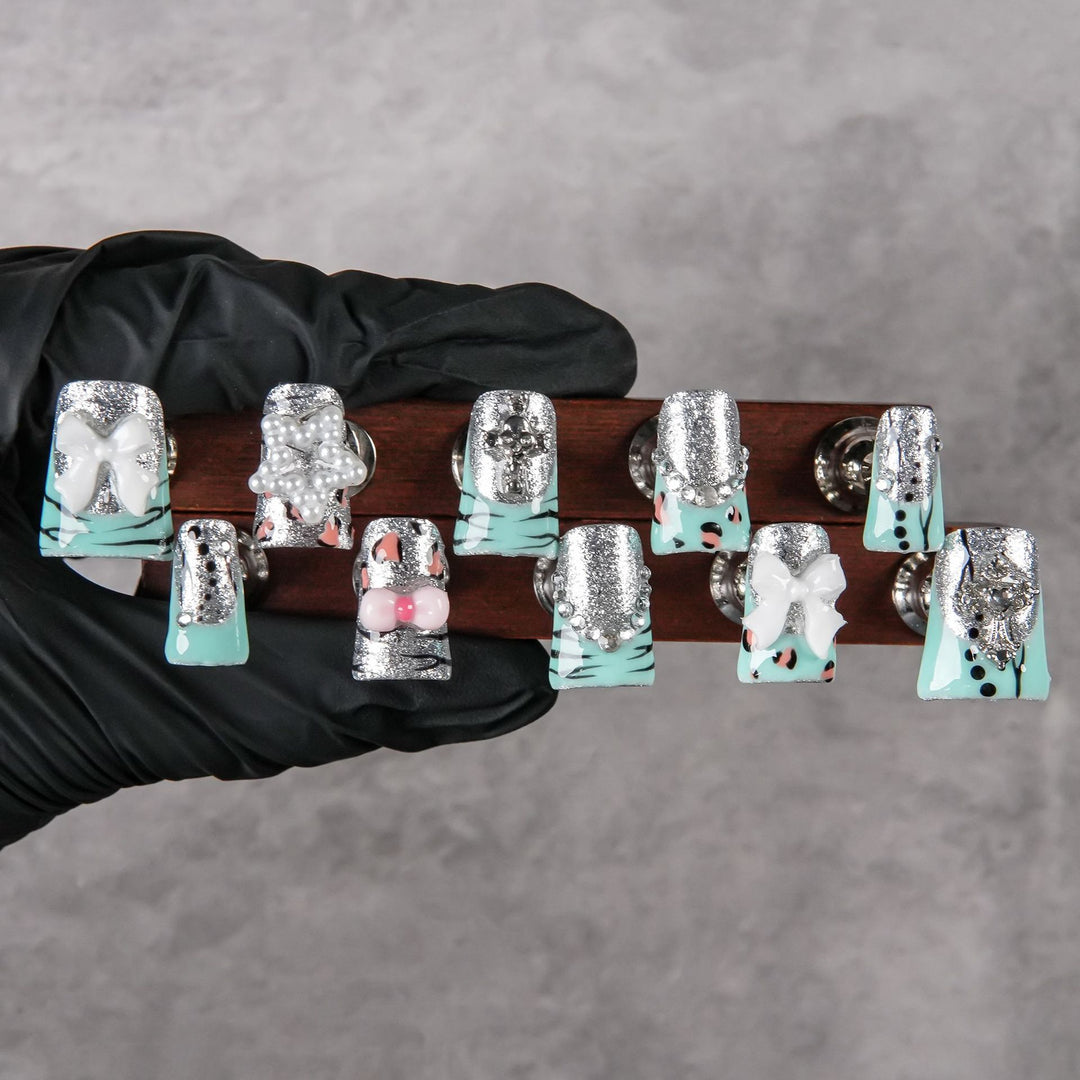 Dekoratives Press-On Nagelkunstset mit glitzernden silbernen Akzenten