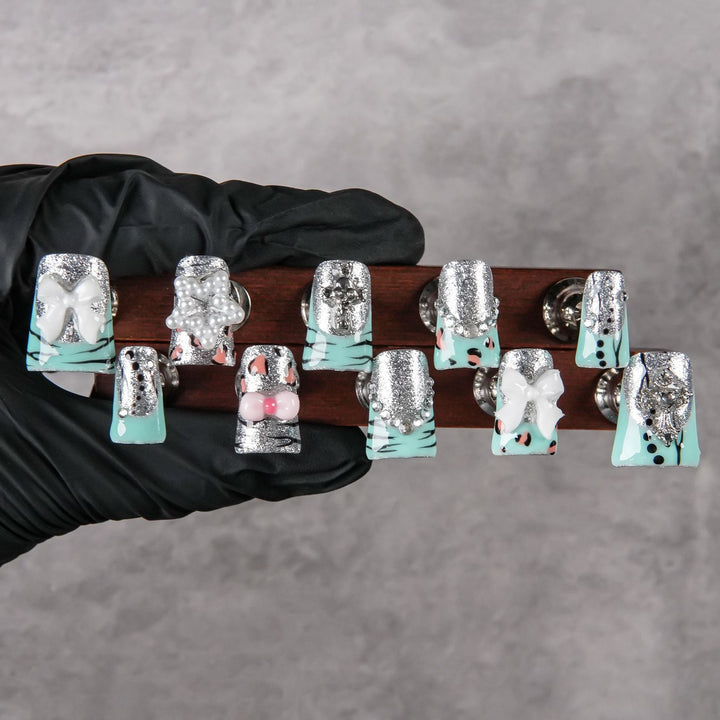 Dekoratives Press-On Nagelkunstset mit glitzernden silbernen Akzenten