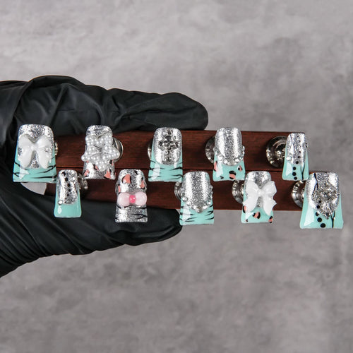 Dekoratives Press-On Nagelkunstset mit glitzernden silbernen Akzenten