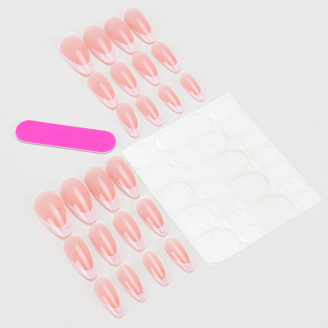 Elegante French Tip Press-On Nails mit Herz-Akzenten Karnz