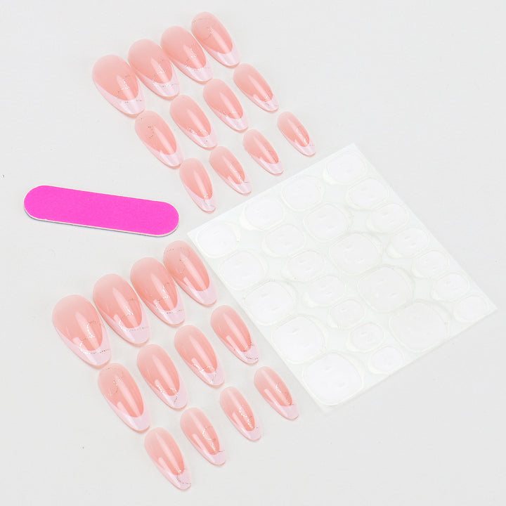 Elegante French Tip Press-On Nails mit Herz-Akzenten Karnz