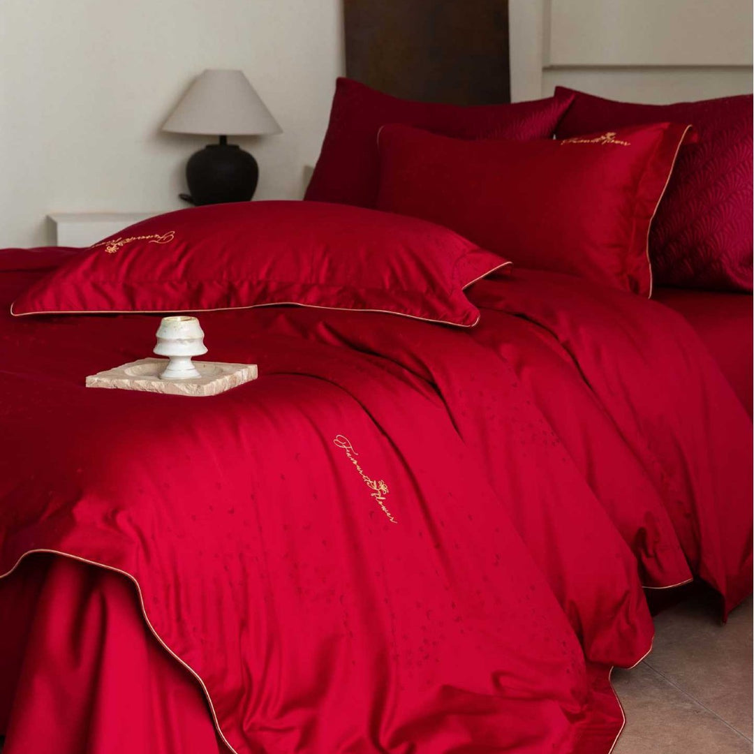 Luxuriöses Satin-Bettwäsche-Komplettset mit wattierter Überdecke und zarter Logo-Stickerei