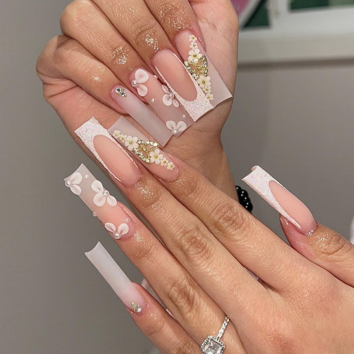 Elegante Stiletto Press-On Nagelkunst mit Strass-Akzenten Karnz