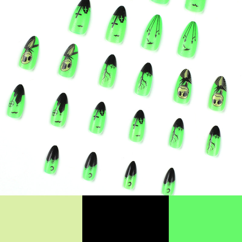 Kreative Nagelkunst mit Halloween-Motiven Karnz