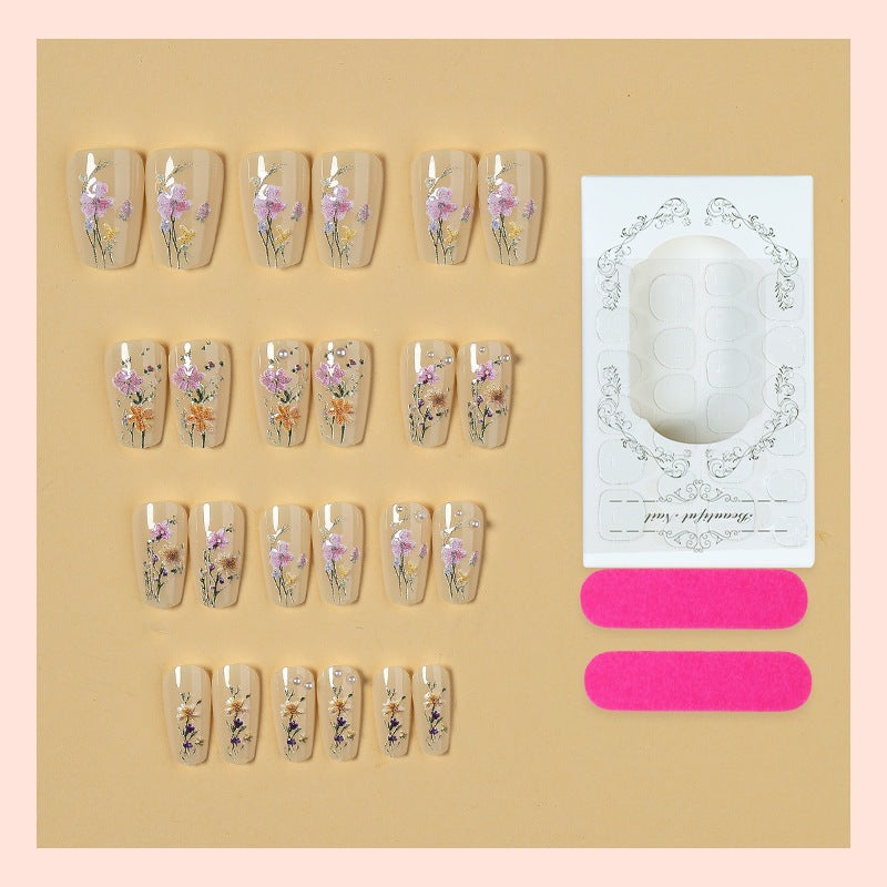 Kunstnagelset mit floralen Verzierungen und glamourösen Details Karnz