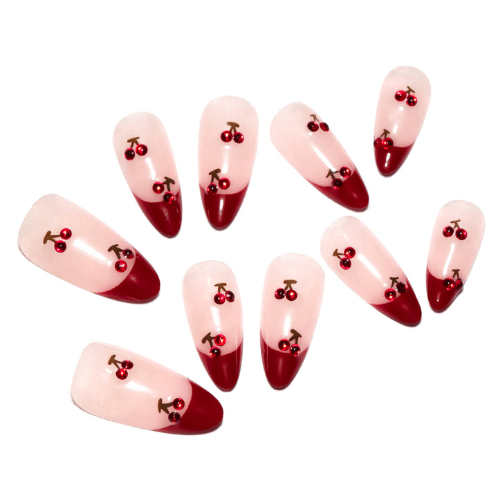 Kunstvolle Stiletto-Nägel mit Kirschmotiven und Glitzerakzenten Karnz