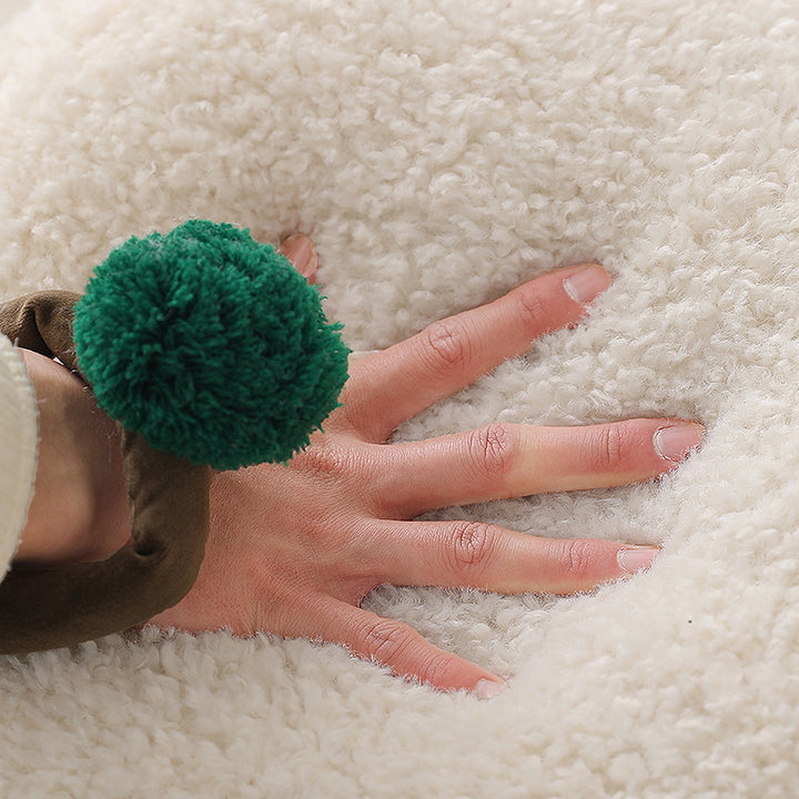 Kuscheliges handförmiges Plüschkissen mit Pompon‑Ring