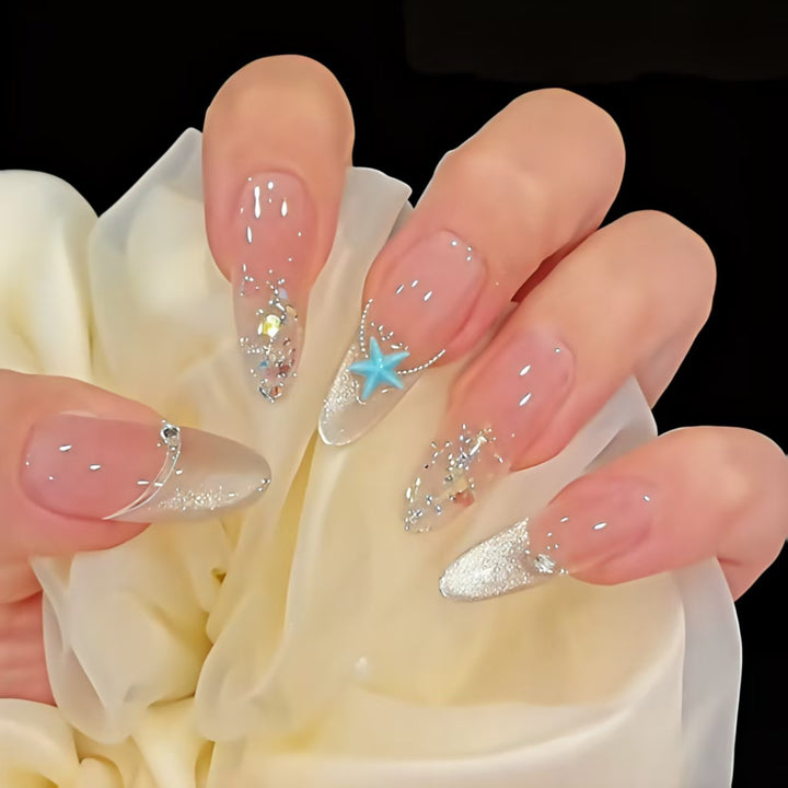 Dekorative Gel-Nagelverlängerungen mit Sternakzenten