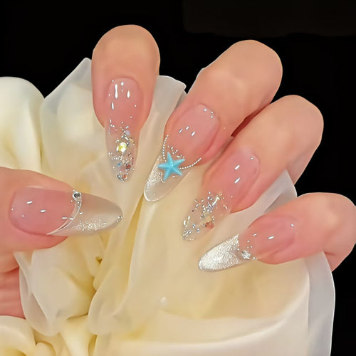 Dekorative Gel-Nagelverlängerungen mit Sternakzenten