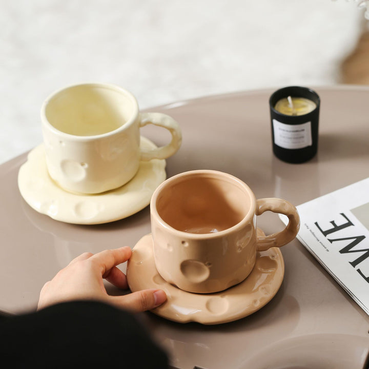 Skulpturales Keramikbecher-Set mit fließender Glasur und strukturierter Untertasse
