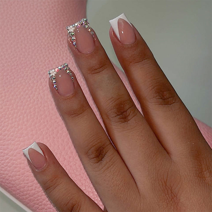 Dekorativer French Tip Press-On Nagelset mit Strass-Akzenten Karnz