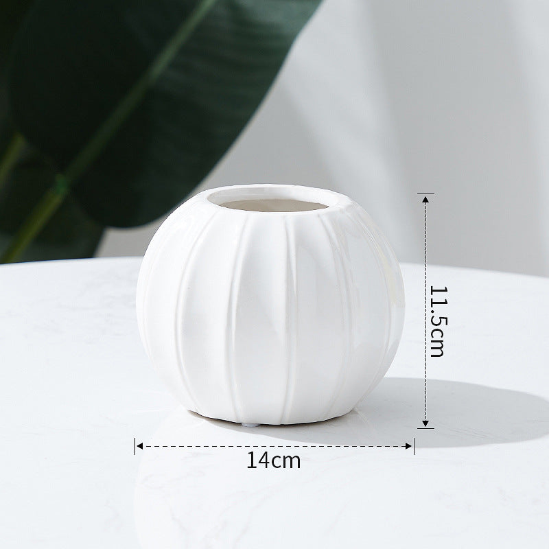 Dekorative Keramikvase mit modernem Rillenmotiv Karnz