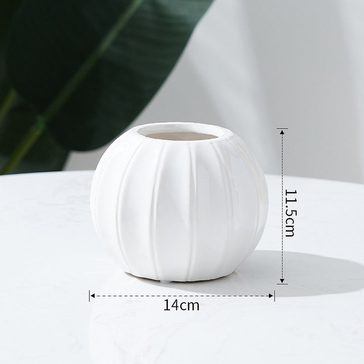 Dekorative Keramikvase mit modernem Rillenmotiv Karnz