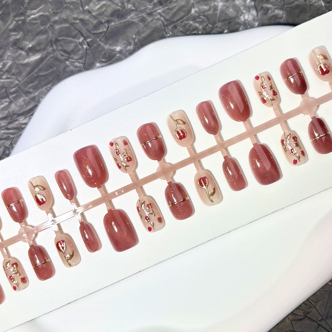 Blumenverziertes Nail Art Press-On Set