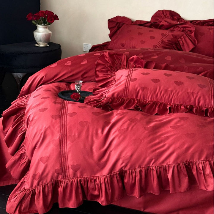 Romantische Satin-Bettwäschegarnitur mit Herz-Jacquard und Volant-Besatz