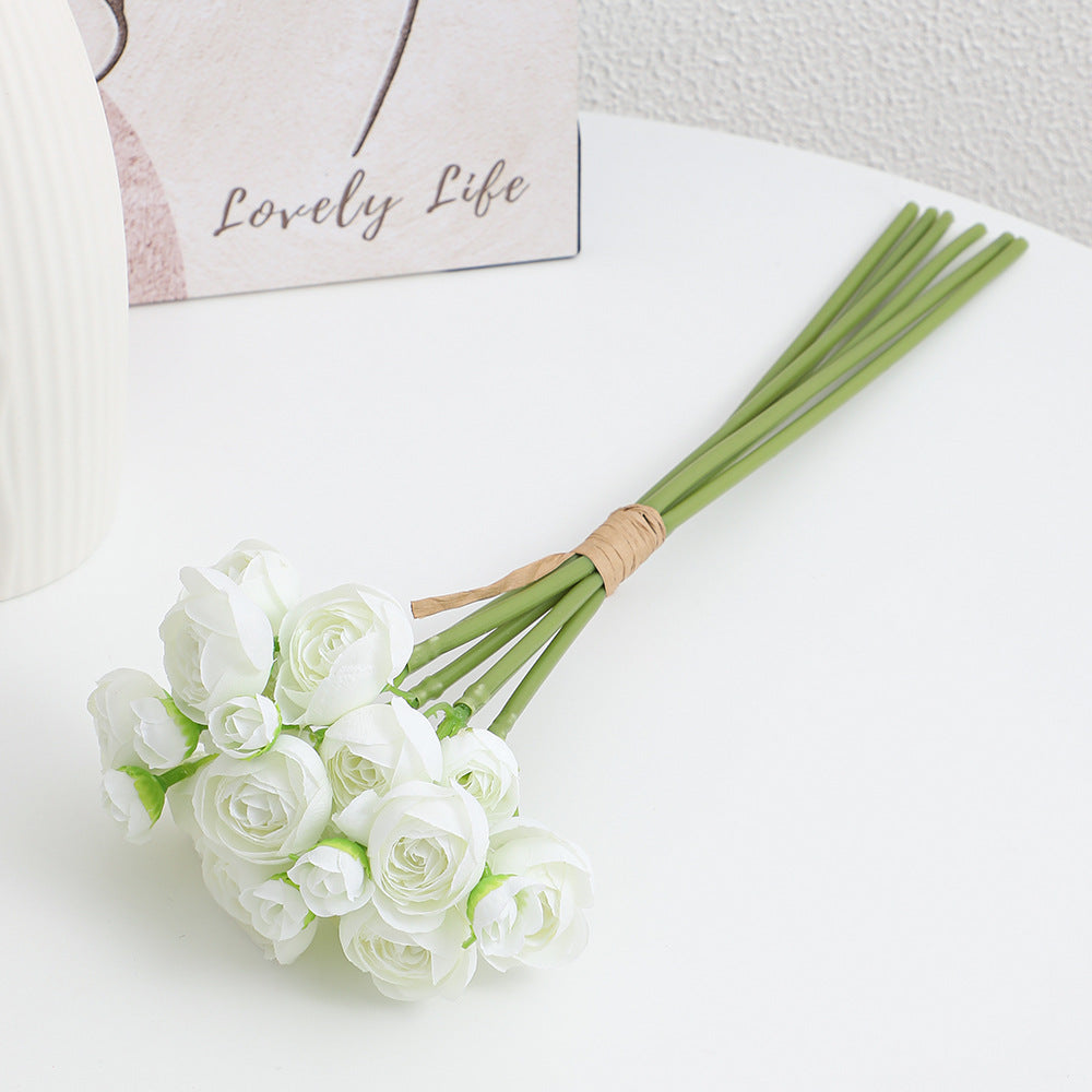 Dekorativer Kunststrauß mit eleganten Rosen Karnz
